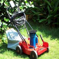 Electrical Lawn Mower With Grass Collecting Arrangement